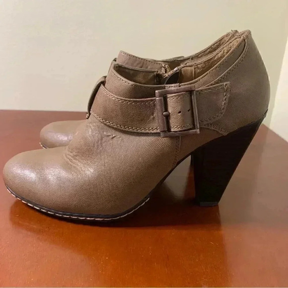 Euro Soft Tan Heeled Ankle Booties Size 9M - Picture 2 of 7